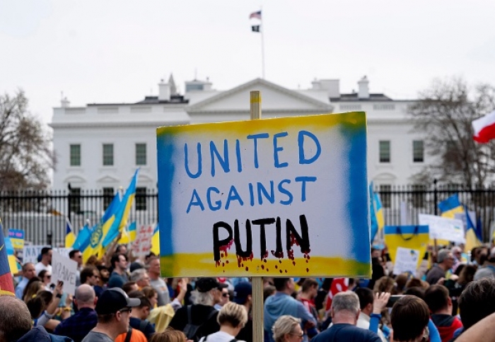 A rally in support of Ukraine outside the White House on March 6, 2022. (Photo by STEFANI REYNOLDS/AFP via Getty Images)