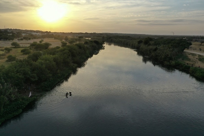 An aerial view of illegal aliens attemptingn to cross the Rio Grande river between Ciudad Acuna, Coahuila state, Mexico and Del Rio, Texas. (Photo by PEDRO PARDO/AFP via Getty Images)