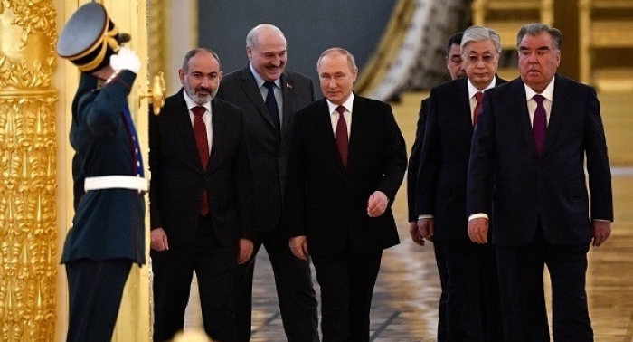 Russian President Vladimir Putin leads his counterparts from Armenia, Belarus, Kyrgyzstan, Kazakhstan, and Tajikistan into a hall for Monday’s Collective Security Treaty Organization summit in Moscow. (Photo by Alexander Nemenov/ Pool /AFP via Getty Images)