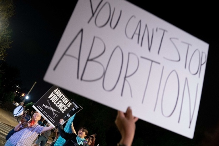 Pro-life and abortion activists clash at the US Supreme Court on May 2, 2022. (Photo by STEFANI REYNOLDS/AFP via Getty Images)