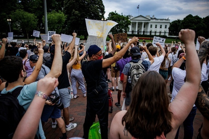 Abortion rights activists rally outside the White House on June 26, 2022. (Photo by SAMUEL CORUM/AFP via Getty Images)