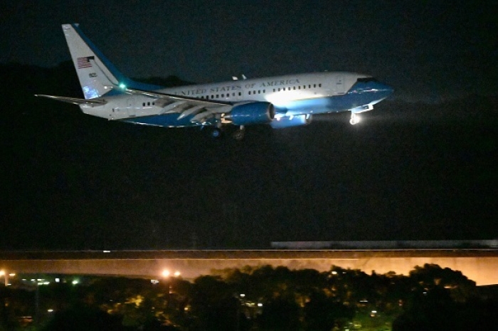A U.S. military aircraft carrying House Speaker Nancy Pelosi prepares to land in Taiwan on August 2, 2022. (Photo by SAM YEH/AFP via Getty Images)