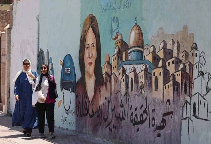 A mural on a wall in Gaza City depicts the slain Al Jazeera journalist Shireen Abu Akleh. (Photo by Mohammed Abed / AFP via Getty Images) A mural on a wall in Gaza City depicts the slain Al Jazeera journalist Shireen Abu Akleh. (Photo by Mohammed Abed / AFP via Getty Images)