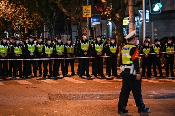 Chinese police officers block a street in Shanghai at the weekend to prevent a recurrence of protests that took place there a night earlier. (Photo by Hector Retamal / AFP via Getty Images) Chinese police officers block a street in Shanghai at the weekend to prevent a recurrence of protests that took place there a night earlier. (Photo by Hector Retamal / AFP via Getty Images)