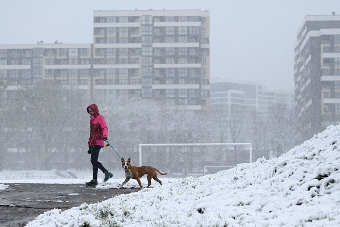 The first snowfall of the season arrives in the western Ukrainian city of Lviv on Thursday. (Photo by Yuriy Dyachyshyn / AFP via Getty Images) The first snowfall of the season arrives in the western Ukrainian city of Lviv on Thursday. (Photo by Yuriy Dyachyshyn / AFP via Getty Images)