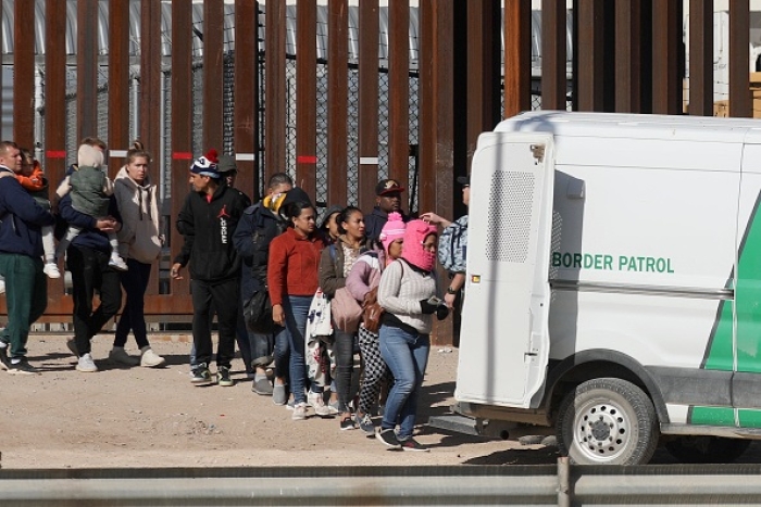 Venezuelan and Nicaraguan migrants are transferred by agents of the Border Patrol after crossing the Rio Grande river from Ciudad Juarez, Mexico to El Paso, Texas, to ask for political asylum on December 27, 2022. (Photo by HERIKA MARTINEZ/AFP via Getty Images) Venezuelan and Nicaraguan migrants are transferred by agents of the Border Patrol after crossing the Rio Grande river from Ciudad Juarez, Mexico to El Paso, Texas, to ask for political asylum on December 27, 2022. (Photo by HERIKA MARTINEZ/AFP via Getty Images)