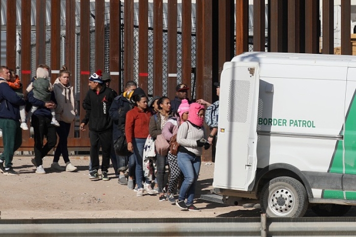 Venezuelan and Nicaraguan migrants are transferred by agents of the Border Patrol after crossing the Rio Grande river from Ciudad Juarez, Mexico to El Paso, Texas, to ask for political asylum on December 27, 2022. (Photo by HERIKA MARTINEZ/AFP via Getty Images)