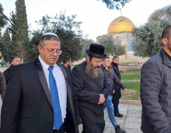In a photo posted on his Twitter feed, Israeli police minister Itamar Ben-Gvir and his entourge are seen on the Temple Mount, with the Dome of the Rock in the backgroud. (Photo: Ben-Gvir/Twitter) In a photo posted on his Twitter feed, Israeli police minister Itamar Ben-Gvir and his entourge are seen on the Temple Mount, with the Dome of the Rock in the backgroud. (Photo: Ben-Gvir/Twitter)
