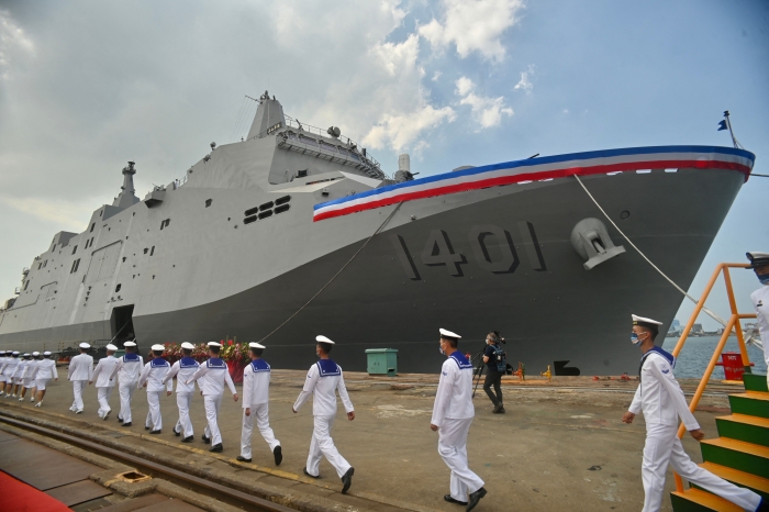 Taiwanese navy soldiers walk by a Yushan-class landing platform dock during a handover ceremony in Kaohsiung on September 30, 2022. (Getty Images) Taiwanese navy soldiers walk by a Yushan-class landing platform dock during a handover ceremony in Kaohsiung on September 30, 2022. (Getty Images)