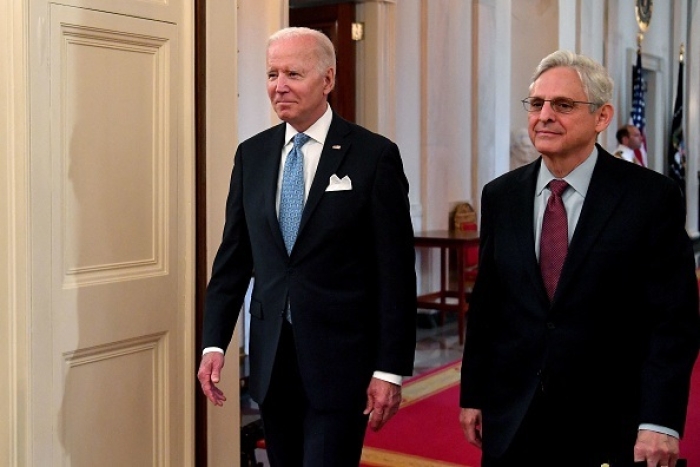  President Joe Biden and Attorney General Merrick Garland at the White House on May 16, 2022. (Photo by NICHOLAS KAMM/AFP via Getty Images)