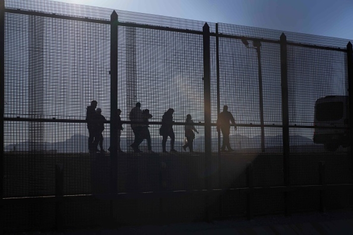 Migrants who crossed illegally into the US from Mexico head to a processing center in El Paso, Texas. (Photo by ALLISON DINNER/AFP via Getty Images)