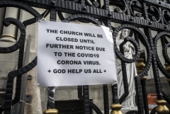 A sign informs patrons that a church is closed during the coronavirus pandemic. (Photo credit: Bill Tompkins/Getty Images)