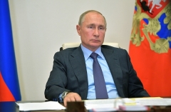 Russian President Vladimir Putin chairs a meeting with members of the government outside Moscow on September 29, 2020. (Photo by ALEXEY DRUZHININ/SPUTNIK/AFP via Getty Images)