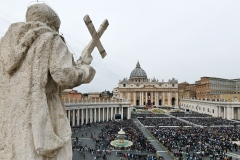 A general view shows worshipers attending the Pope's Easter Sunday mass outside St Peter's basilica on St. Peter's square. (Photo credit: VINCENZO PINTO/AFP via Getty Images)