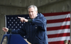 New York City Mayor Bill de Blasio speaks to the press as the USNS Comfort arrives at Pier 90 on March 30, 2020 in New York City. (Photo credit: John Lamparski/Getty Images)