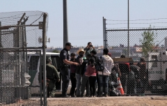 Central American migrants surrender to United States Border Patrol officers after crossing to El Paso, Texas from Ciudad Juarez, Chihuahua state, Mexico on April 21, 2019. (Photo by HERIKA MARTINEZ/AFP via Getty Images)