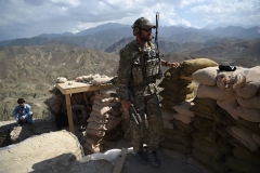A US Army soldier from NATO and an Afghan Local Police officer man a checkpoint in the eastern province of Nangarhar Province. (Photo by WAKIL KOHSAR/AFP via Getty Images)