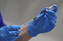 A medical employee prepares to administer the coronavirus vaccine. (Photo credit: FRANK AUGSTEIN/POOL/AFP via Getty Images)