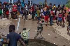 A group of migrants, many from Haiti, flood into Del Rio, Texas, on September 18, 2021. (Photo by PAUL RATJE/AFP via Getty Images)