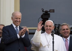 Pope Francis (C) waves, next to Vice President Joe Biden(L), on a balcony after speaking at the US Capitol building. (Photo credit: Andrew Caballero-Reynolds/AFP via Getty Images)