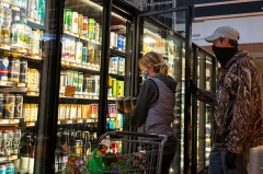 Grocery shopping in South Burlington, Vermont. (Photo by Robert Nickelsberg/Getty Images)