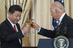 Then-Vice President Joe Biden toasts President Xi Jinping during a state luncheon in Washington in 2015. (Photo by Paul J. Richards/AFP via Getty Images)