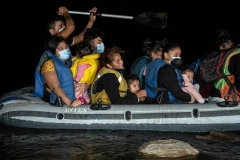 Guided by coyotes, migrants cross the Rio Grande River and arrive on American soil in Roma, Texas. (Photo by Benjamin Lowy/Getty Images)