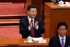 Le président chinois Xi Jinping applaudit lors de la séance d'ouverture de l'Assemblée populaire nationale à Pékin en 2018. (Photo de Wang Zhao/AFP via Getty Images)