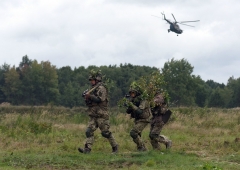 Ukrainian servicemen take part in joint military exercises with the United States and other NATO countries on September 24, 2021, as tensions escalate with Russia. (Photo by YURIY DYACHYSHYN/AFP via Getty Images)