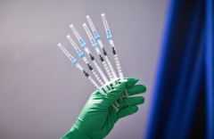 A gloved hand holds multiple syringes. (Photo credit: FADEL SENNA/AFP via Getty Images)