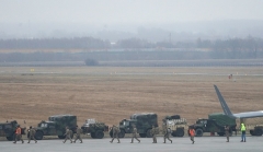 US troops walks from a US Air Force transport plane after arriving in southeastern Poland, on February 6, 2022. (Photo by JANEK SKARZYNSKI/AFP via Getty Images)