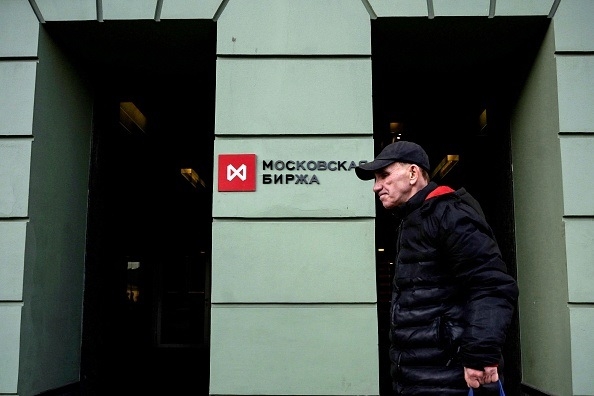 Russians Look to Chinese Financial System For Relief From Sanctions Imposed Over Ukraine War - Vimarsana News