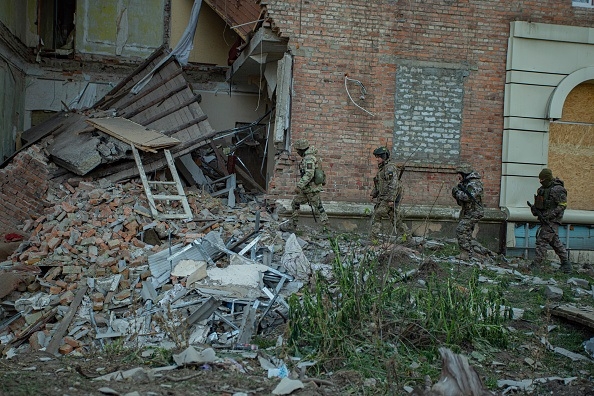Russian and Ukrainian Troops Locked in 'Meat Grinder' Battle For Strategic Donbass Town - Vimarsana News